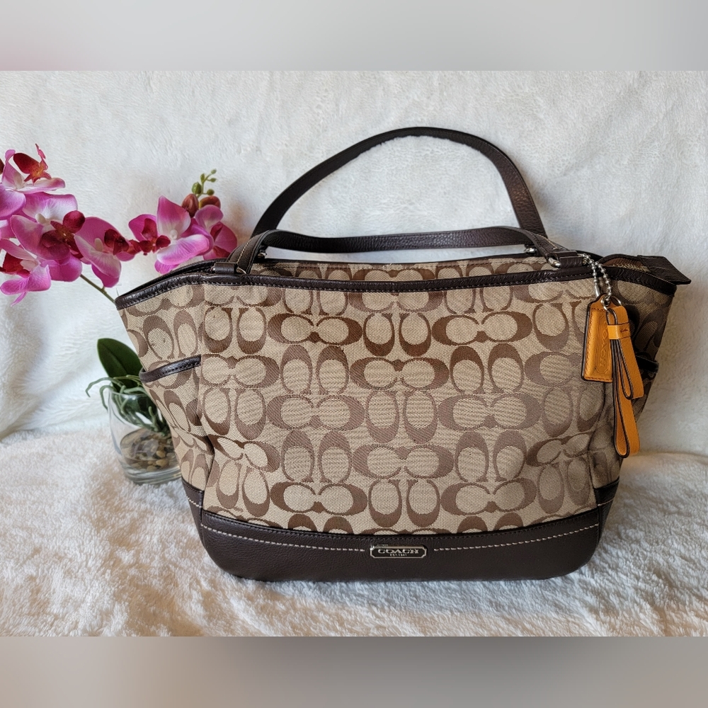 EUC Coach Khaki & mahogany Park Signature Carrie Tote